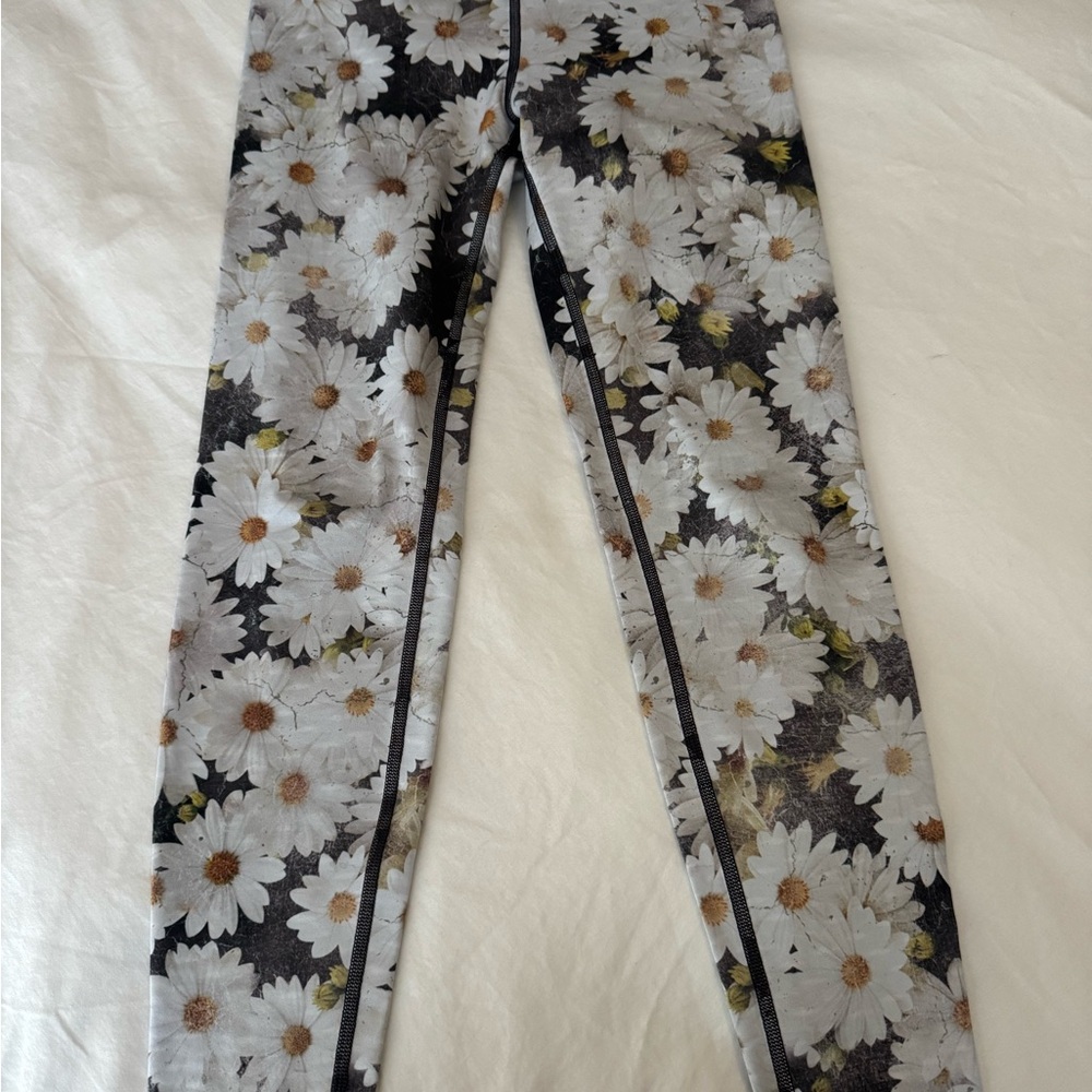 Floral Women's Leggings in Black and White